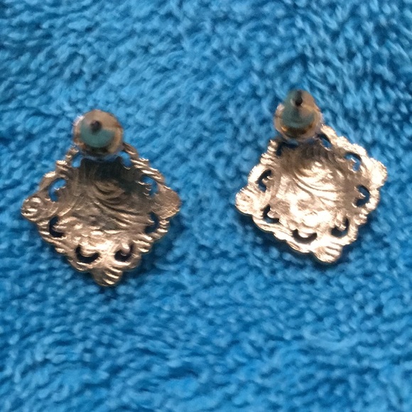 Vintage 1928 faux pearl earrings , gold tone - Picture 2 of 3